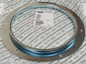 CNH 28660036 Фланец,"беговая" дорожка 1030